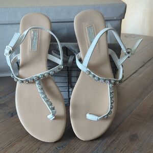 Chic White Sandals with Sparkling Embellishments